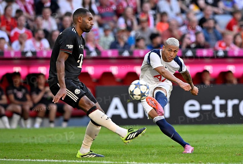 Richarlison Tottenham Hotspur Spurs (09) Goal kick action against Jonathan Tah FC Bayern Munich FCB (04) Telekom Cup Allianz Arena, Munich, Bavaria, Germany