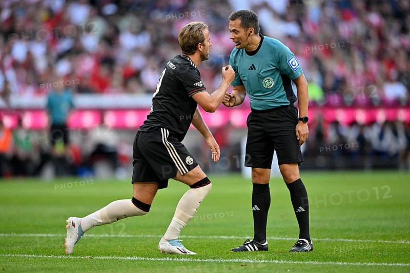 Harry Kane FC Bayern Munich FCB (09) Action in dialogue Discussion with referee Robert Hartmann Telekom Cup Allianz Arena, Munich, Bavaria, Germany