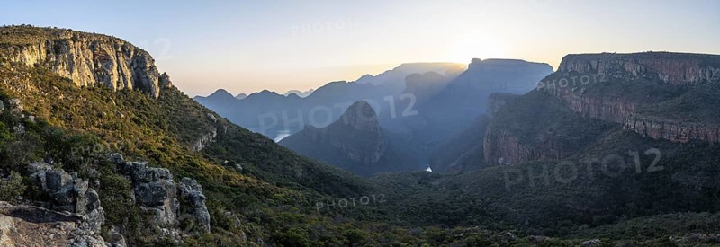 Panorama, Blyde River Canyon with Three Rondawels peak, view of canyon with Blyde River and table mountains in the evening light, canyon landscape, Panorama Route, Mpumalanga, South Africa