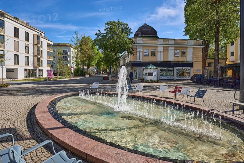 Wisbacherbrunnen, fountain, pedestrian zone, general architecture, cobblestones, public chairs, trees, blue sky, cirrostratus clouds, Salzburger Straße, Bad Reichenhall, district Berchtesgadener Land, Bavaria, Germany