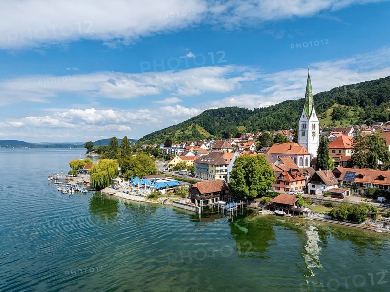 Luftbild von der Ortschaft Sipplingen am Bodensee bei sommerlicher Vegetation, gegenüber der Bodanrück, Bodenseekreis Baden-Württemberg, Deutschland