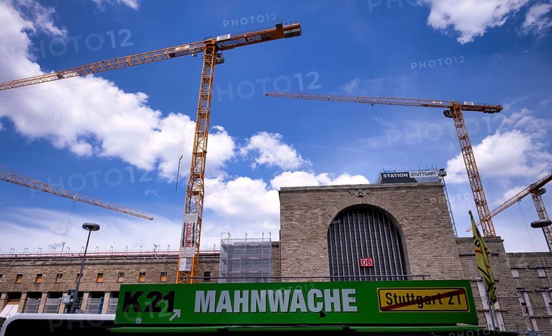 Vigil against major DB project, Deutsche Bahn, logo, Stuttgart 21, in front of old station, main station, construction cranes, Züblin, Bonatzbau, Stuttgart, Baden-Württemberg, Germany