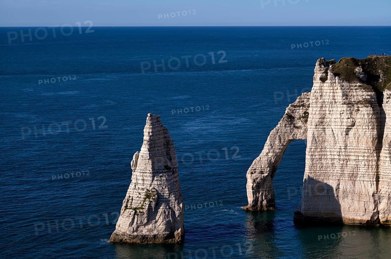 Rock arch Falaise or Porte d'Aval and rock needle Aiguille, Étretat, sea, steep coast, cliffs, chalk cliffs, alabaster coast, La Côte d'Albâtre, Normandy, Seine-Maritime, France