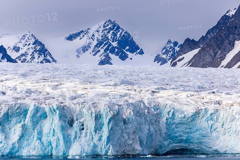 Glacier tongue, ice, edge, in front of mountain peak, sea, Lillienhöökbreen, Spitsbergen, Svalbard