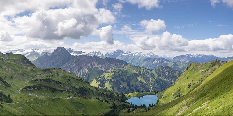 Mountain panorama from Zeigersattel to Seealpsee, on the left Höfats 2259m, in the centre the Allgäu main ridge with Trettachspitze 2595m, Mädelegabel 2645m, Bockkarkopf 2609m and Hochfrottspitze 2649m, Allgäu Alps, Allgäu, Bavaria, Germany