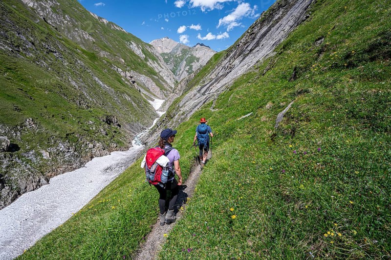 Two mountaineers on a hiking trail in Dabertal, Lasörling Höhenweg, Lasörlinggruppe, Hohe Tauern National Park, East Tyrol, Tyrol, Austria