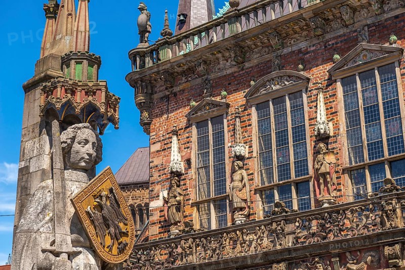 Roland statue on the market square in front of the town hall, symbol of medieval urban market law, shield with imperial eagle of the Holy Roman Empire, sword, historic city centre, Hanseatic city of Bremen, Germany