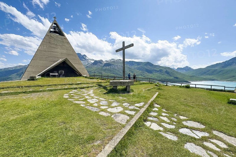 1967 above the Lac du Mont Cenis on the right of the picture, the Musée Museo Mont-Cenis Pyramid Museum in a stylised pyramid as a museum to commemorate the Egyptian campaigns of Emperor Napoleon Bonaparte and the time in front of the construction of the reservoir, in the foreground a large free-standing Christian cross, Mont Cenis massif, Massif du Mont-Cenis, Graian Alps, Lanslebourg, Rhone-Alpes, France