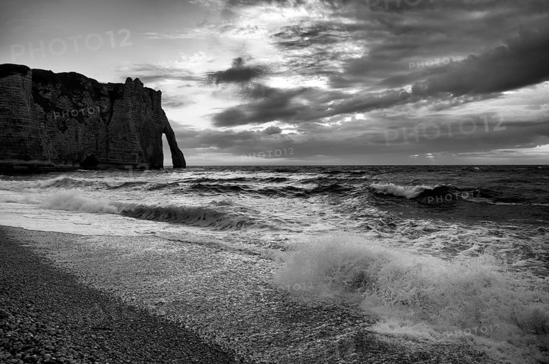 Surf in front of rock arch Falaise or Porte d'Aval, Étretat, sea, clouds, steep coast, cliffs, chalk cliffs, alabaster coast, La Côte d'Albâtre, black and white, Normandy, Seine-Maritime, France