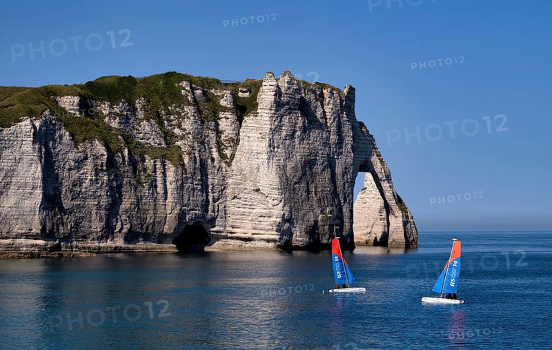 Sailing school, sailing boats, rock arch Falaise or Porte d'Aval, Étretat, sea, steep coast, cliffs, chalk cliffs, alabaster coast, La Côte d'Albâtre, Normandy, Seine-Maritime, France