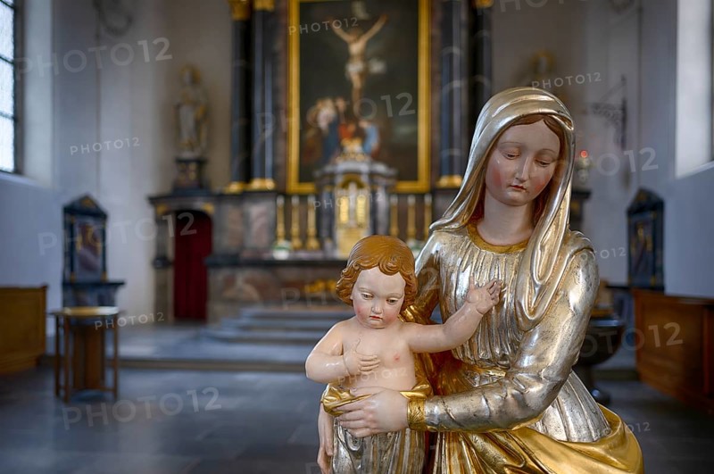 Innenaufnahme, Statue Maria und Jesus, Chorraum, Altar der 2025 renovierten Pfarrkirche St. Stephan, Kirche St. Stefan, Sempach, Kanton Luzern, Schweiz