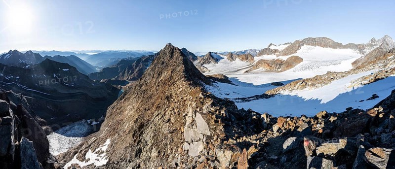 Rocky ridge, ascent to the Wilder Freiger, summit of the Becher with Becherhaus at the back, picturesque high mountain landscape, view of the Übeltalferner glacier and rocky mountain peaks, Stubai Alps, South Tyrol, Italy