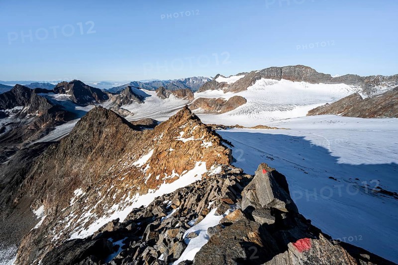 Rocky ridge on the Wilder Freiger mountain peak, behind Signal summit and Becher summit with Becherhaus, picturesque high mountain landscape, view of Übeltalferner glacier and rocky mountain peaks Königshofspitz, Sonklarspitze and Schwarzwandspitz, Stubai Alps, South Tyrol, Italy