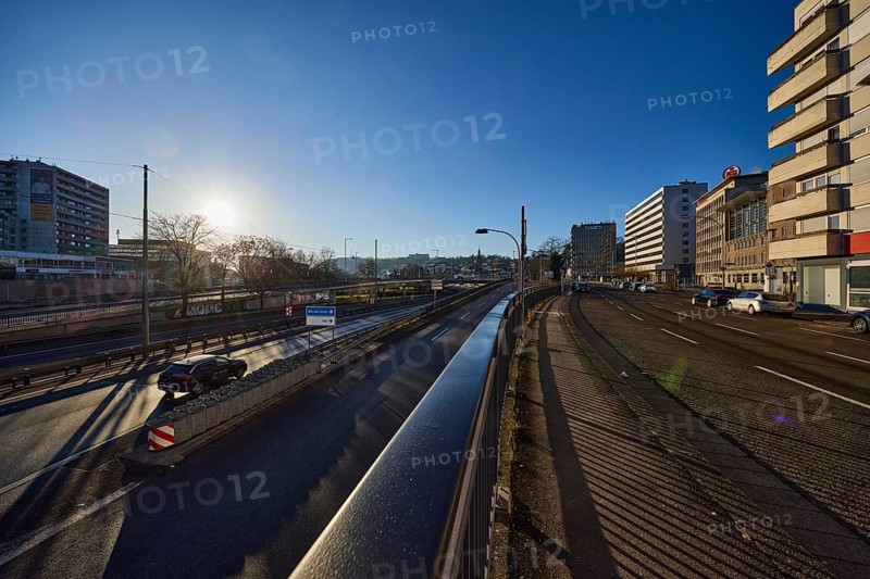 Street, general architecture, modern architecture, metal railings, lanterns, vehicles, parking lane, trees, backlight of the sun, blue cloudless sky, motorway A620, Saaruferstrasse, Saarbrücken, state capital, regional association Saarbrücken, Saarland, Germany