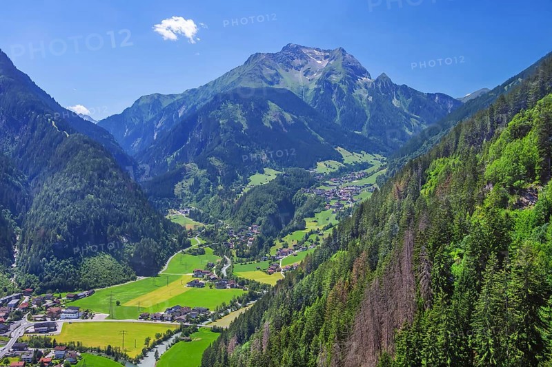 Mountain panorama with view of Finkenberg and the Grinberg peaks 2884m, Mayrhofen, Zillertal, Zillertal Alps, Tyrol, Austria