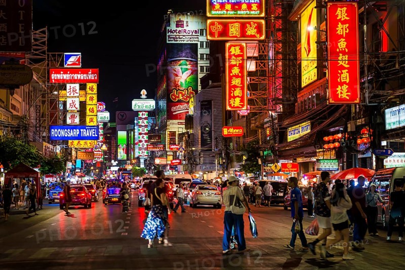 Shopping street with neon signs and street restaurants, nightlife, Yaowarat Road, Chinatown, Bangkok, Thailand