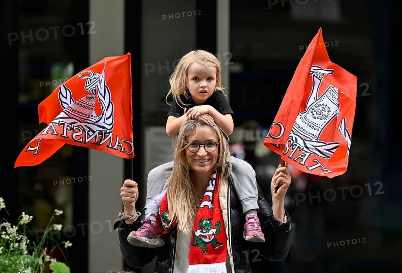 Woman, blonde, with girl, blonde, 4 years, sitting on shoulders, waving flags, flags of VfB Stuttgart, Cannstatt, can, scarf with mascot Fritzle, fans, smiling, Stuttgart, Baden-Württemberg, Germany