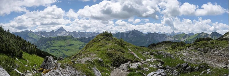 Mountain panorama from the Koblat high trail on the Nebelhorn over the Obertal valley with lush green alpine meadows to the Hochvogel and Rosszahn group with the Hochvogel, 2592m, Allgäu Alps, Allgäu, Bavaria, Germany