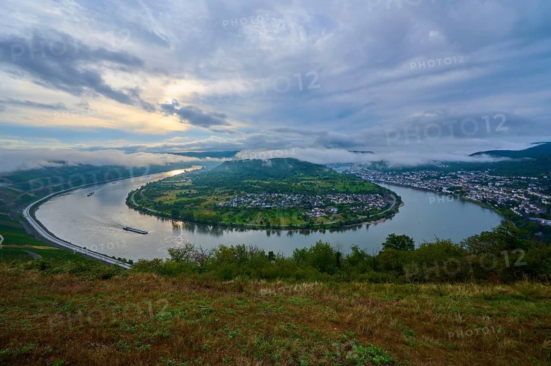 River bend at dusk with passing cargo ship and soft clouds in the sky, summer, Rhine bend Boppard, Gedeonseck, Boppard, Rhine, Rhine-Hunsrück district, Rhineland-Palatinate, Germany