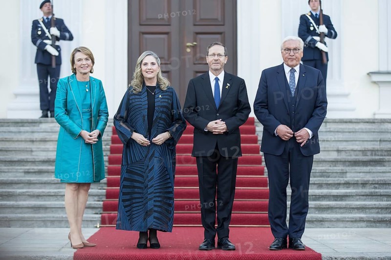 Elke Büdenbender (woman of the Federal President), Michal Herzog (woman of the President of the State of Israel), Isaac Herzog (H.E. the President of the State of Israel) and Frank-Walter Steinmeier (President of the Federal Republic of Germany) arriving at the festive dinner to mark the 60th anniversary of the establishment of diplomatic relations between the Federal Republic of Germany and the State of Israel at Bellevue Palace on 12 May 1965. The dinner, hosted by Federal President Frank-Walter Steinmeier and First Lady Elke Büdenbender, will also be attended by the President of the State of Israel Isaac Herzog and his woman Michal Herzog. Berlin, 12.05.2025