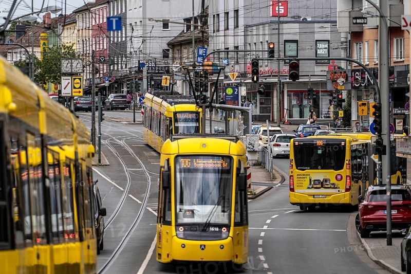 Ruhrbahn tram, on Altendorfer Straße, intersection Helenenstraße, in Essen, rush hour, traffic, Essen, North Rhine-Westphalia, Germany