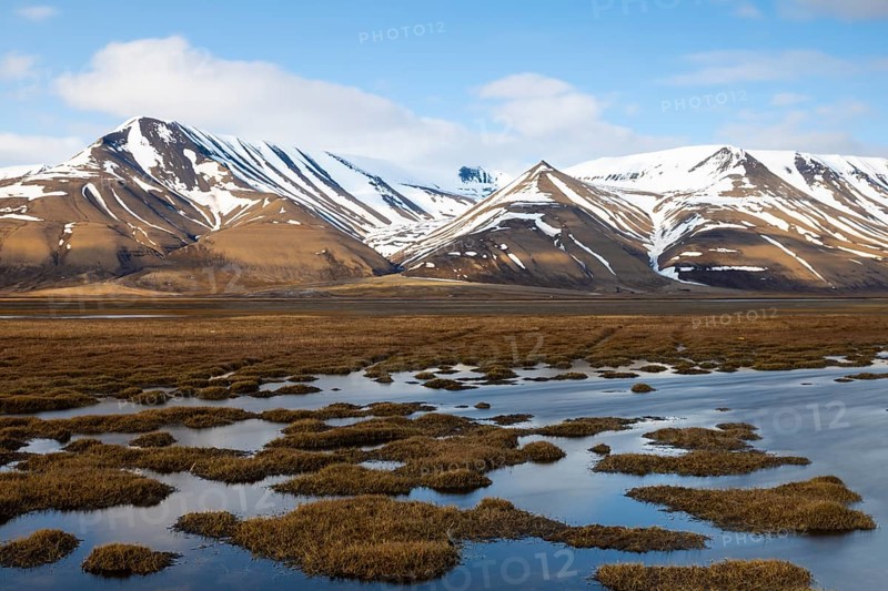 Small islands in the meltwater off Tenoren, mountain range, snow, Aventdalen, Longyearbyen, Spitsbergen