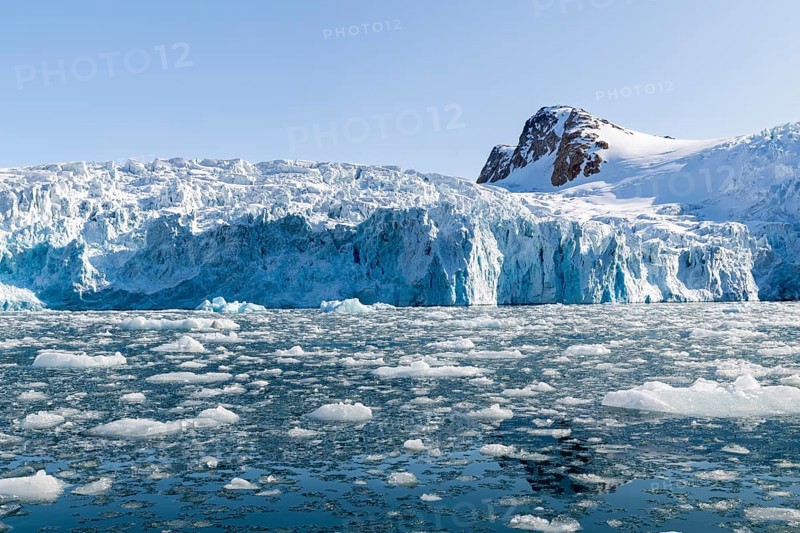 Glacier tongue, ice in front of a break-off edge, mountain peak, sea, Fugelfjorden, Spitsbergen, Svalbard
