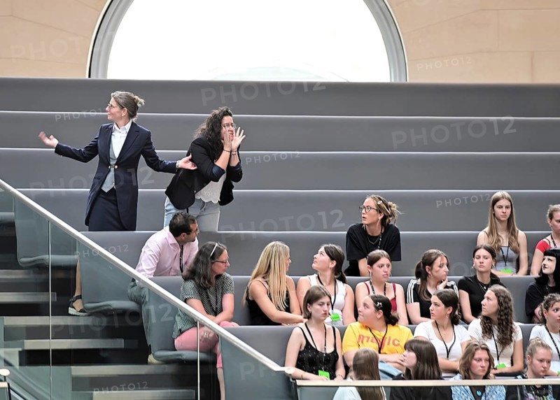 During the questioning of Foreign Minister Wadephul (CDU) on the Middle East, Israel and Gaza, a member of the audience shouts loudly from the bench, criticising the government. She is then escorted out of the chamber by the Bundestag police