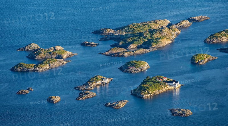 Small rocky islands with individual houses in the sea, archipelago islands, near Henningsvær, Vågan, Lofoten, Nordland, Norway