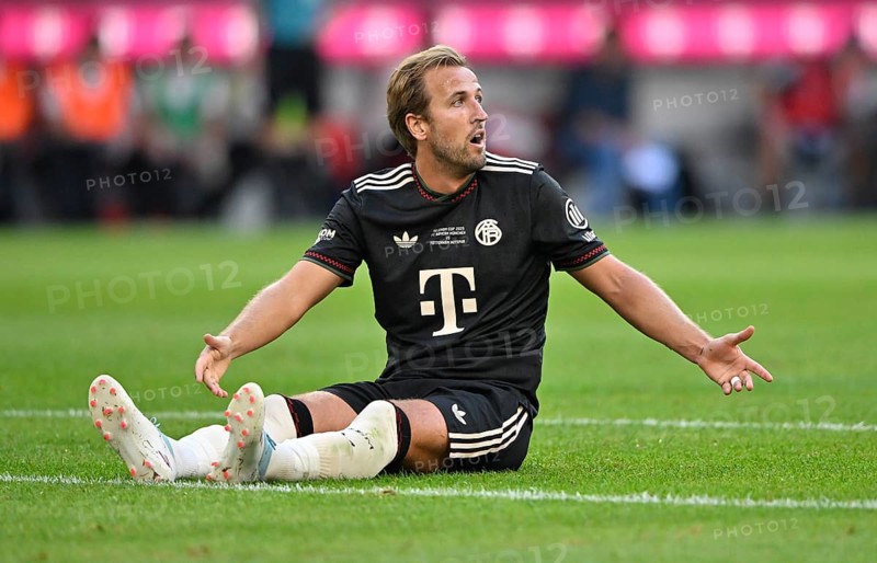 Harry Kane FC Bayern Munich FCB (09) action on the ground, angry, demands penalty, gesture gesture Telekom Cup Allianz Arena, Munich, Bayern, Germany