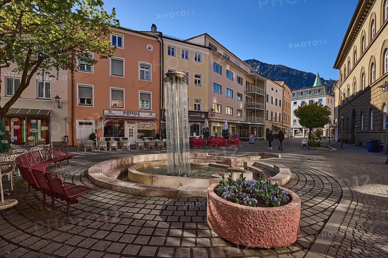 Angererbrunnen, crystal fountain, fountain, pedestrian zone, benches, flower pots, general architecture, houses, trees, mountains, blue sky, cloudless, Poststraße, Bad Reichenhall, district Berchtesgadener Land, Bavaria, Germany