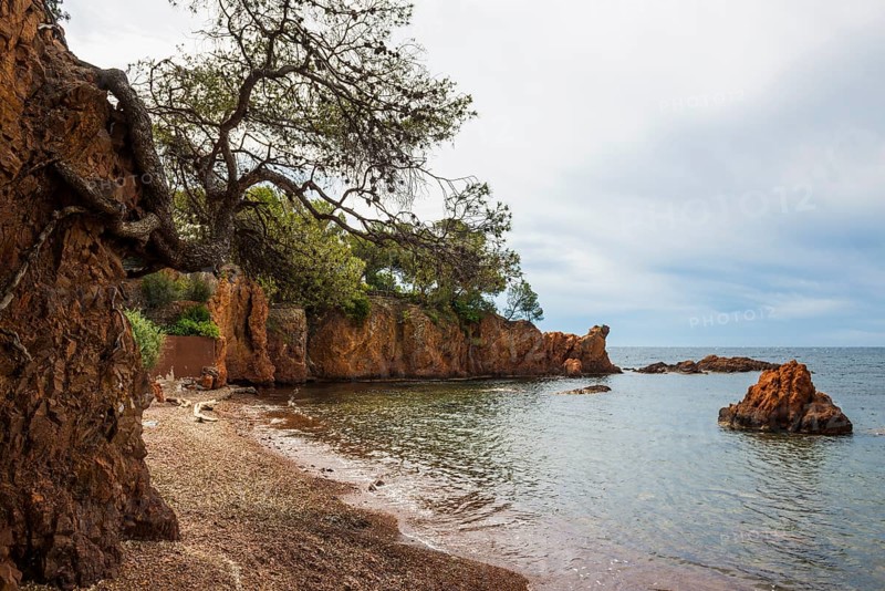 Picturesque beach and red rocks, Calanque des Anglais, Saint-Raphaël, Massif de l'Esterel, Esterel Mountains, Département Var, Cote d'Azur, Provence-Alpes-Côte d'Azur, France