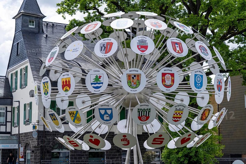 The coat of arms tree of Bergneustadt in the Oberbergischer Kreis, 102 panels show the coats of arms of new towns in Europe, Bergneustadt belongs to a group of town friendships in Europe, 37 towns and municipalities belong to it, North Rhine-Westphalia, Germany