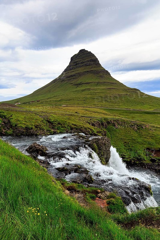 Kirkjufell mountain, film set at Kirkjufellfoss waterfall, Kirkjufellsa river, Grundarfjördur, Snæfellsnes peninsula, Vesturland, Iceland