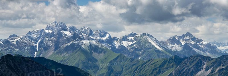 Mountain panorama after snowfall in July from the Zeigersattel on the Nebelhorn, 2224m, to the Allgäu main ridge with Trettachspitze 2595m, Mädelegabel 2645m, Bockkarkopf 2609m and Hochfrottspitze 2649m, and on the right the southernmost mountain in Germany, the Biberkopf, 2599m, Allgäu Alps, Allgäu, Bavaria, Germany