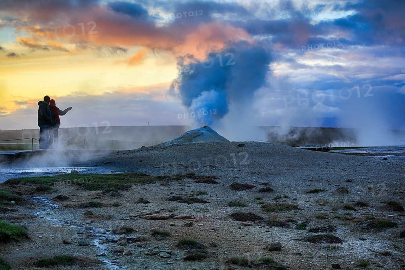 Walkers, sulphur vapour, fumarole, solfataras in the Hveravellir geothermal area, sunset, Icelandic highlands, Suðurland, Sudurland, Iceland