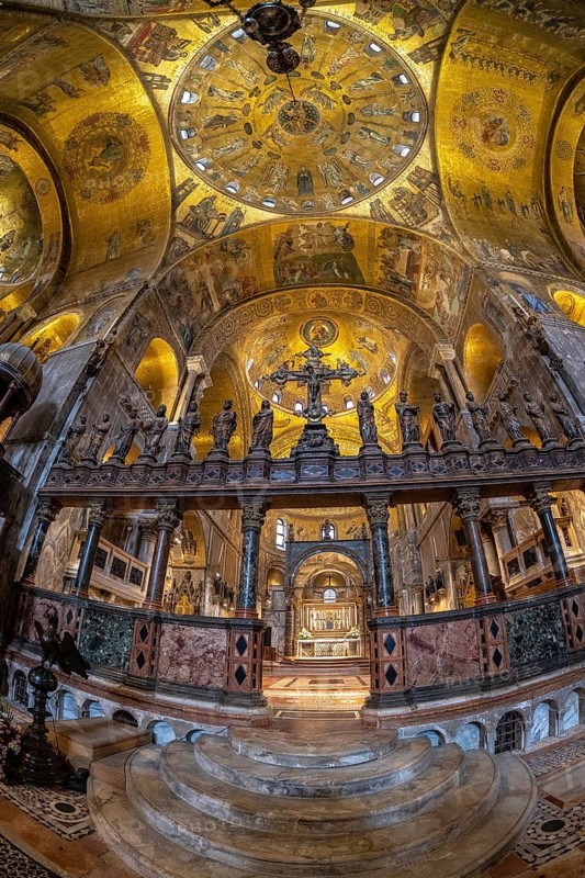 Wide angle view of saint mark's basilica interior in venice, italy, showing golden mosaics, frescoes and sculptures