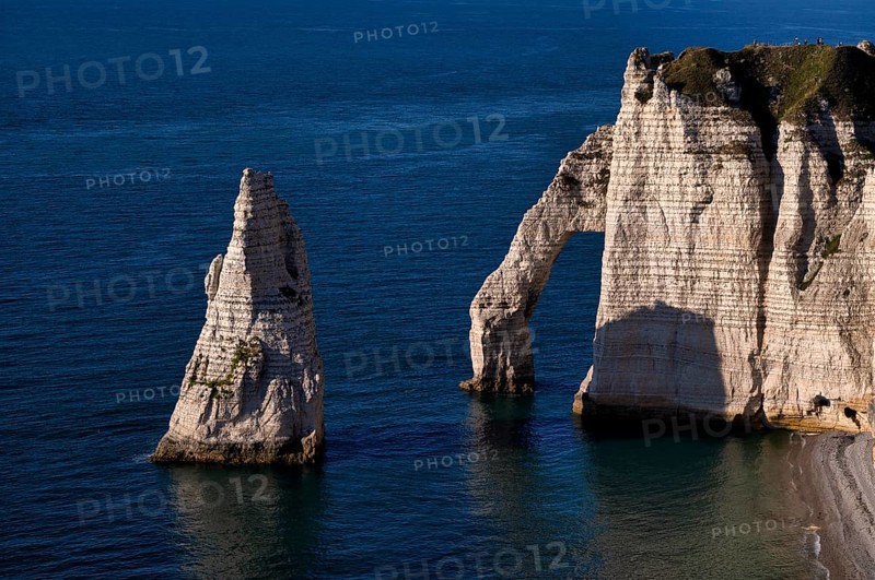 Rock arch Porte d'Aval and rock needle Aiguille, Jambourg beach, Étretat, sea, steep coast, cliffs, chalk cliffs, alabaster coast, La Côte d'Albâtre, Normandy, Seine-Maritime, France