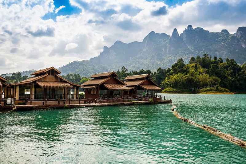 Floating houses on lake with jungle and rainforest and steep mountains, Cheow Lan Lake, Khao Sok National Park, Phang Nga, Surat Thani, Thailand