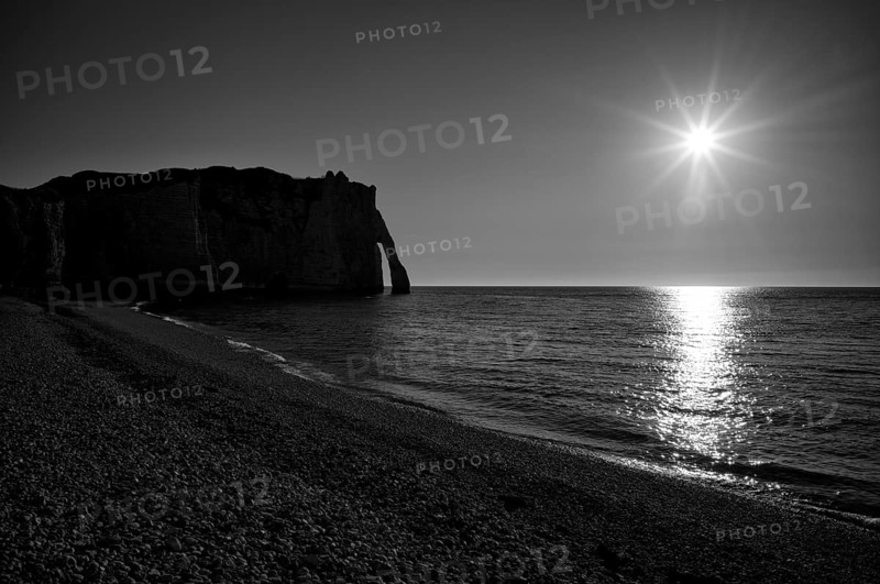 Beach, pebble beach, rock arch Falaise or Porte d'Aval, Étretat, sea, steep coast, cliffs, chalk cliffs, alabaster coast, La Côte d'Albâtre, backlight, silhouette, sunset, evening mood, black and white, Normandy, Seine-Maritime, France
