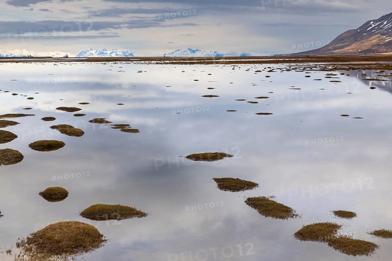 Small islands in the meltwater off Tenoren, mountain range, snow, Aventdalen, Longyearbyen, Spitsbergen