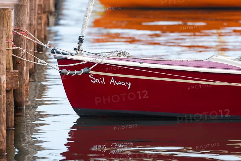 View of the bow of a red sailing boat moored to a jetty, Steinhuder Meer, Mardorf, Neustadt am Rübenberge, Hanover Region, Lower Saxony, Germany