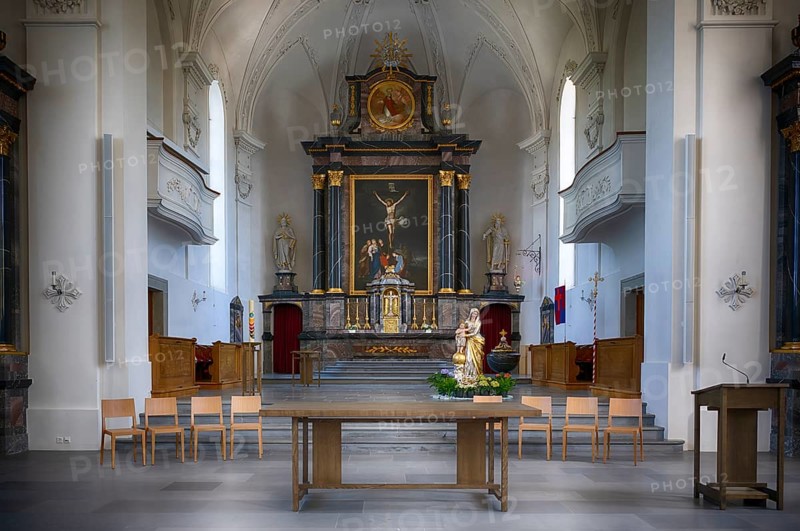 Innenaufnahme, Chorraum, Altar der 2025 renovierten Pfarrkirche St. Stephan, Kirche St. Stefan, Sempach, Kanton Luzern, Schweiz