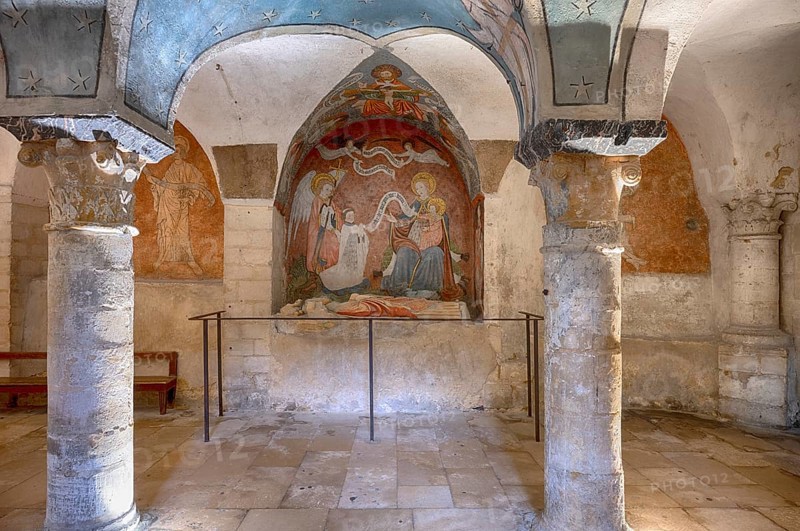 Interior, frescoes, ancient Roman crypt, Cathédrale Notre-Dame de Bayeux, Bayeux, Calvados, France