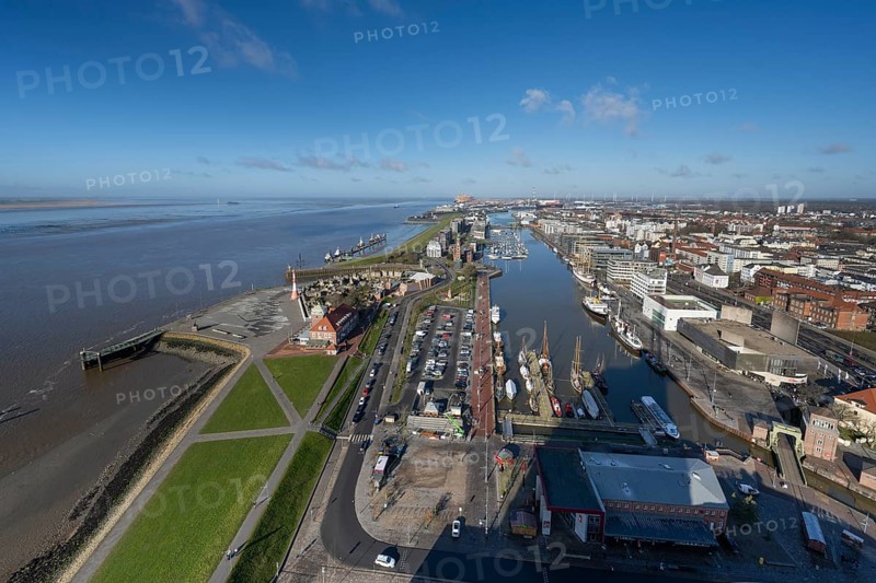 Havenwelten, Neuer Hafen, Kaiserhafen, Containerhafen, Weser, view from the observation deck of the Sail-City skyscraper, Bremerhaven, Bremen, Germany
