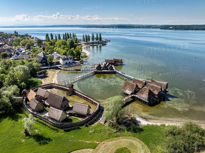 Luftbild von den Pfahlbauten, Pfahlbaumuseum, Freilichtmuseum Unteruhldingen, Uhldingen-Mühlhofen, Bodenseekreis, Bodensee, Baden-Württemberg, Deutschland