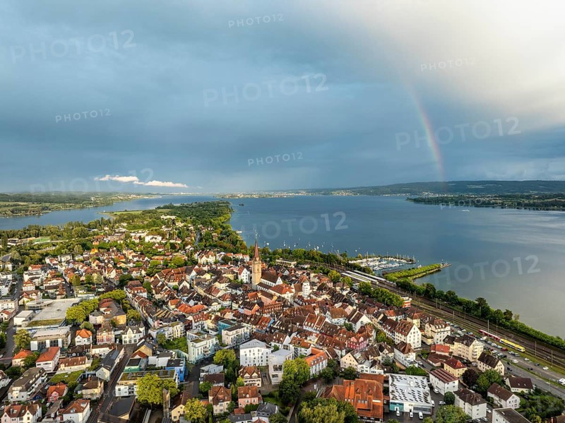 Luftbild von der Stadt Radolfzell am Bodensee mit der historischen Altstadt und dem Radolfzeller Münster nach einem Gewitterschauer von der Abendsonne angestrahlt, am Horizont ein Regenbogen, Landkreis Konstanz, Baden-Württemberg, Deutschland