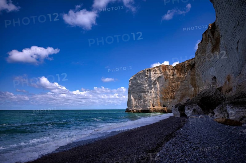 View of the Eye of the Panda, L'oeil du Panda, rock window, cave, in the rock arch Falaise Courtine, Étretat, sea, cliff, cliffs, chalk cliffs, alabaster coast, La Côte d'Albâtre, Normandy, Seine-Maritime, France