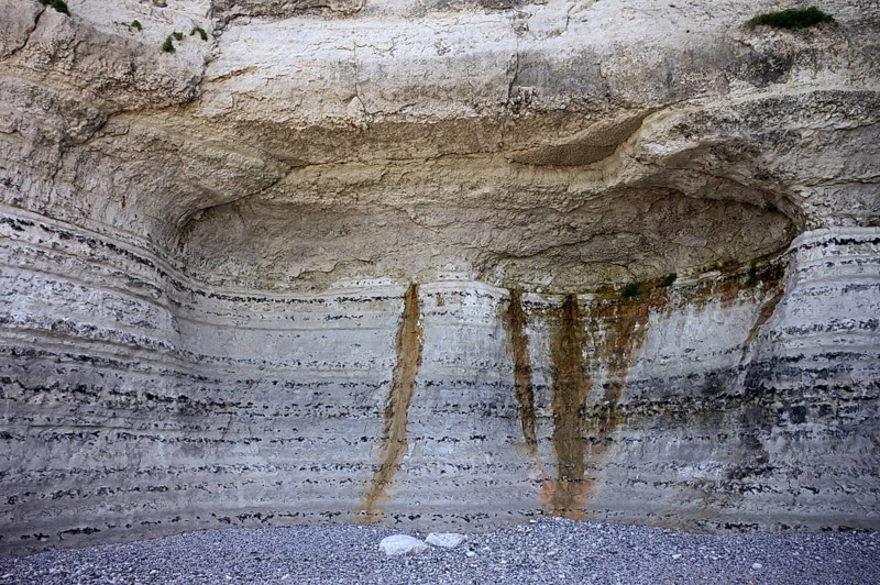 Flint inclusions in chalk cliffs, beach, pebble beach, Étretat, cliff, cliffs, chalk cliffs, alabaster coast, La Côte d'Albâtre, Normandy, Seine-Maritime, France