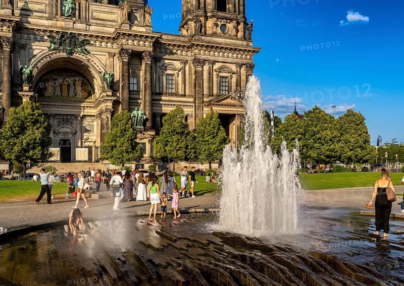 The pleasure garden with the fountain and the Berlin Cathedral, Berlin, Germany